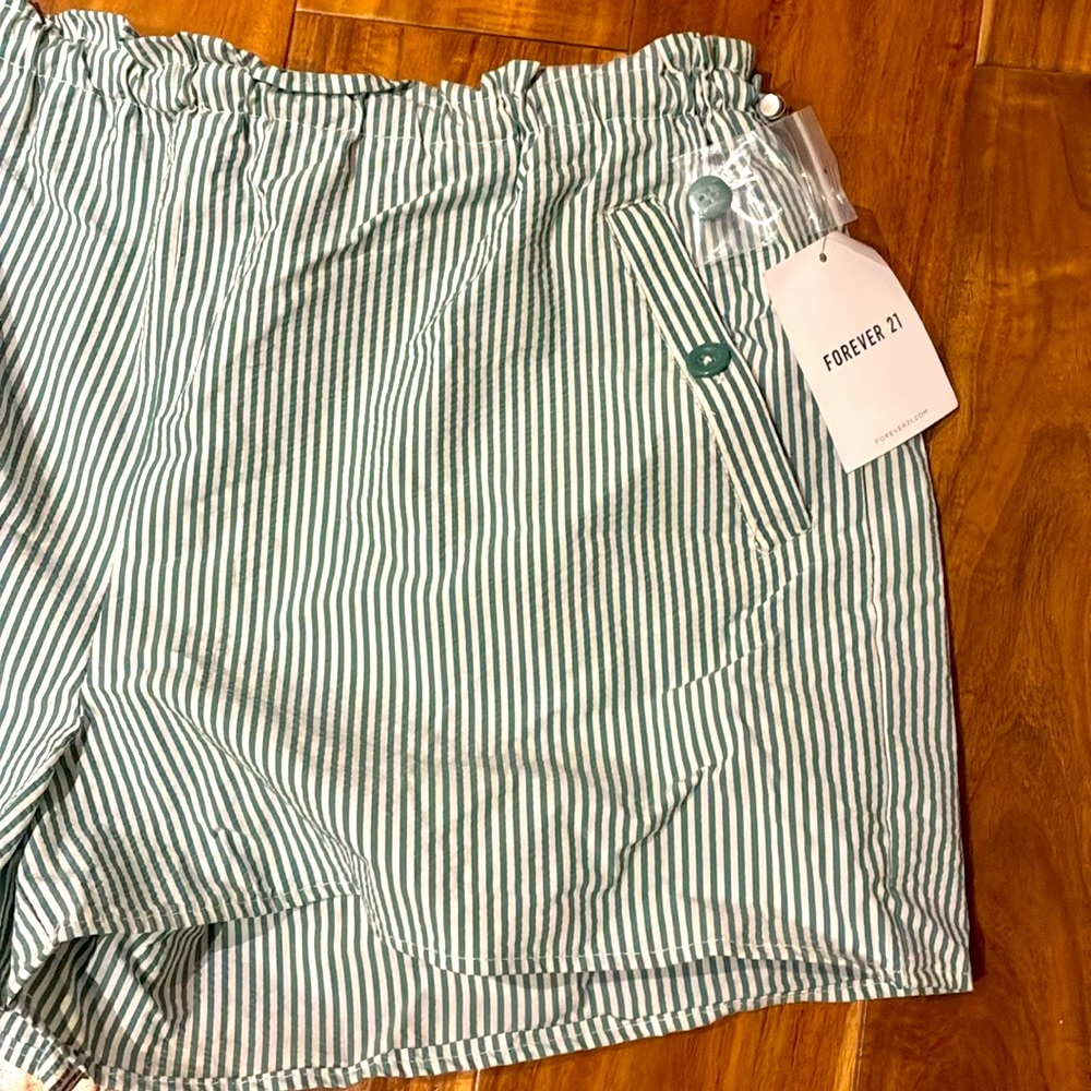 Forever 21 Stripped Women Shorts✨ - Picture 2 of 10